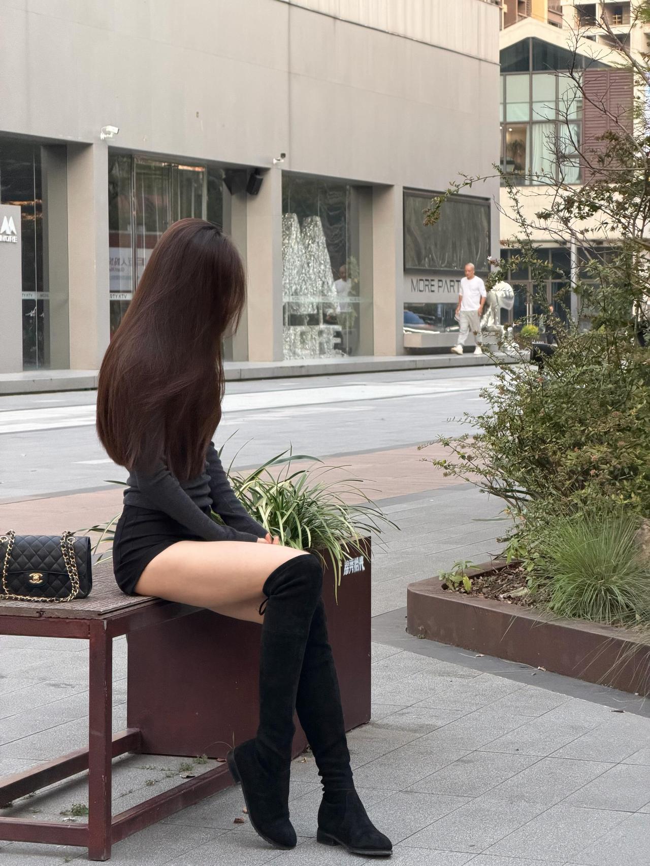 家人们，过膝靴这玩意儿简直是“秒变长腿精”的作弊器！但想穿出完美感，可不是随便一