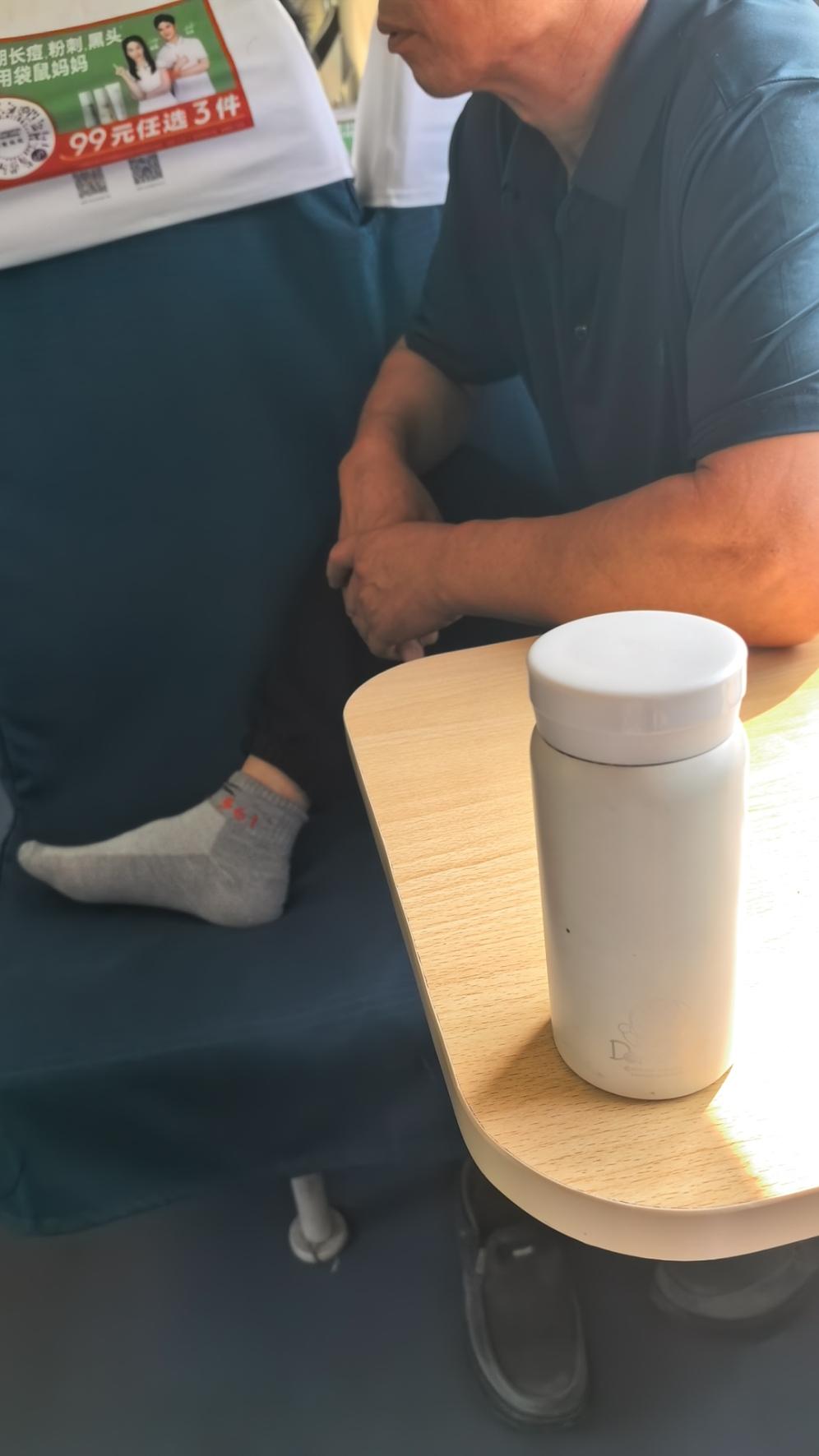 今天我又坐火车了，葫芦岛到沈阳，对面那个男人让我很反感。我差不多每个星期都要