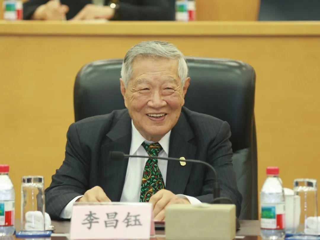 见过无数大人物的白岩松，为什么非要专访李昌钰一次又一次？原因很简单，在他眼里