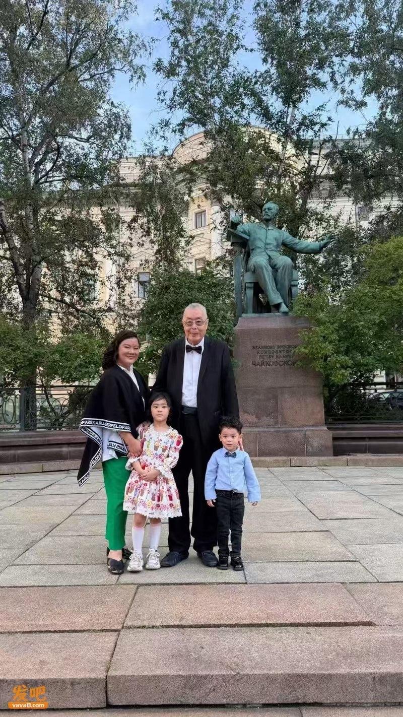 87岁钢琴大师刘诗昆与小自己80多岁一对儿女现身俄罗斯！我国著名钢琴大师87岁