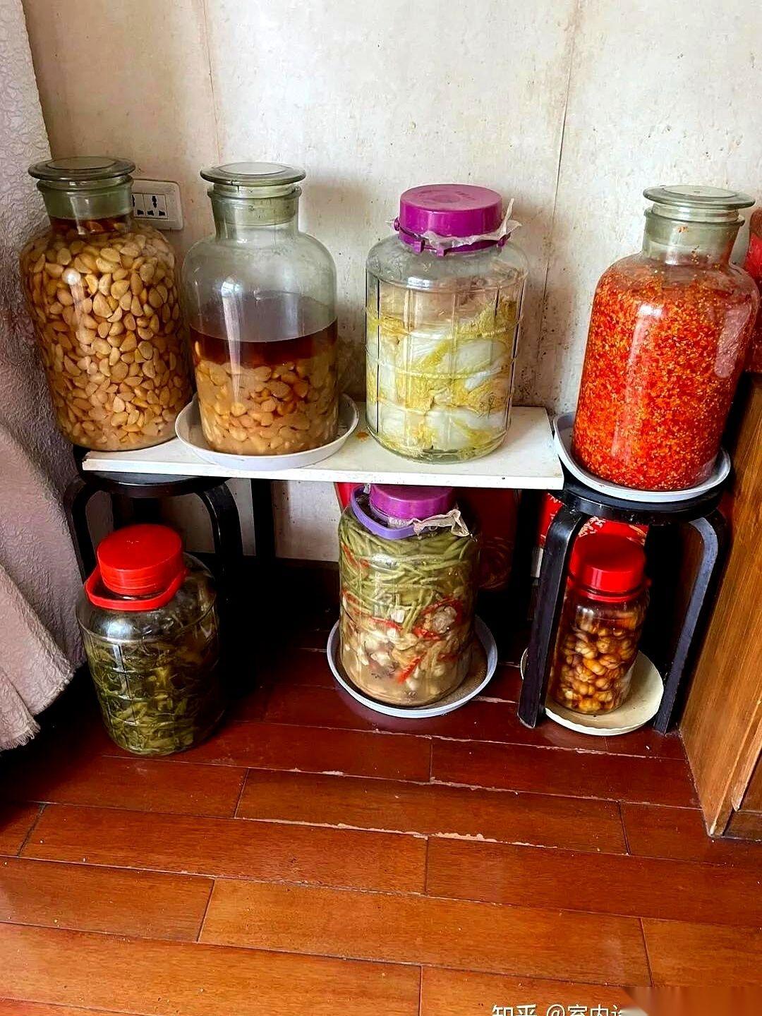 我跟你说，办公室过生日，那个绑蛋糕盒的丝带，她解下来了。捋得平平整整，叠好，放