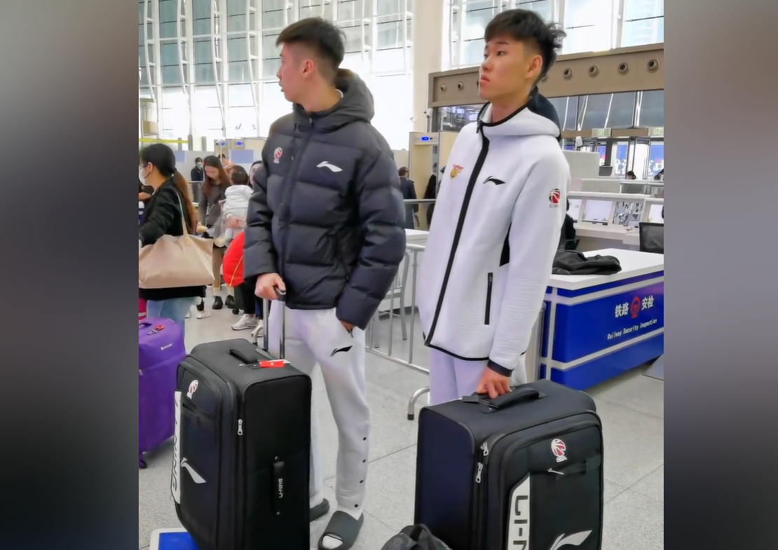 广东男篮球员成为香饽饽！今天上午，NBL球队石家庄翔蓝队官宣，前广东男篮后卫李奕臻已经加盟，新赛季这
