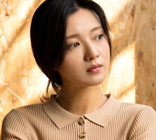 她长相不算传统“星味”十足，在演艺路上拼搏，15次担纲女一号却始终未大红大紫。但