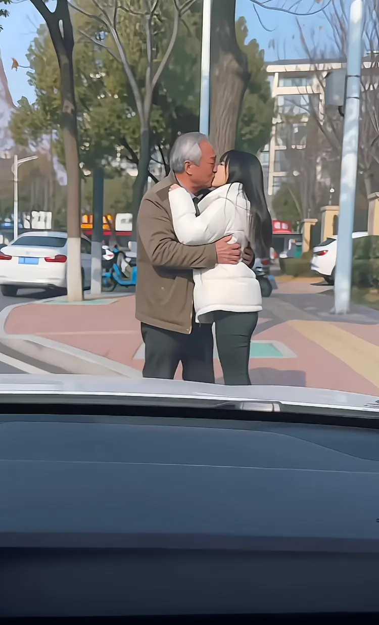 大爷和女子刚开始亲嘴，你就大声按喇叭，把大爷气得，血压顿时高飙。大爷可也不是好