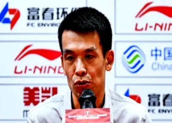 这波采访真把我看乐了！现在网上吵翻了，有人说解立彬赢个同曦就翘尾巴，“不就是