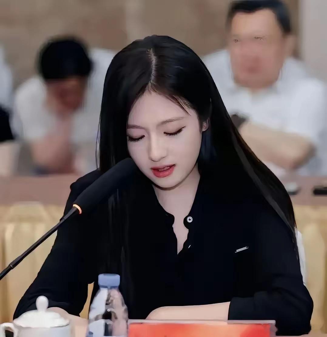 这么漂亮不升到厅级  有点对不起这么高的颜值 ​​​