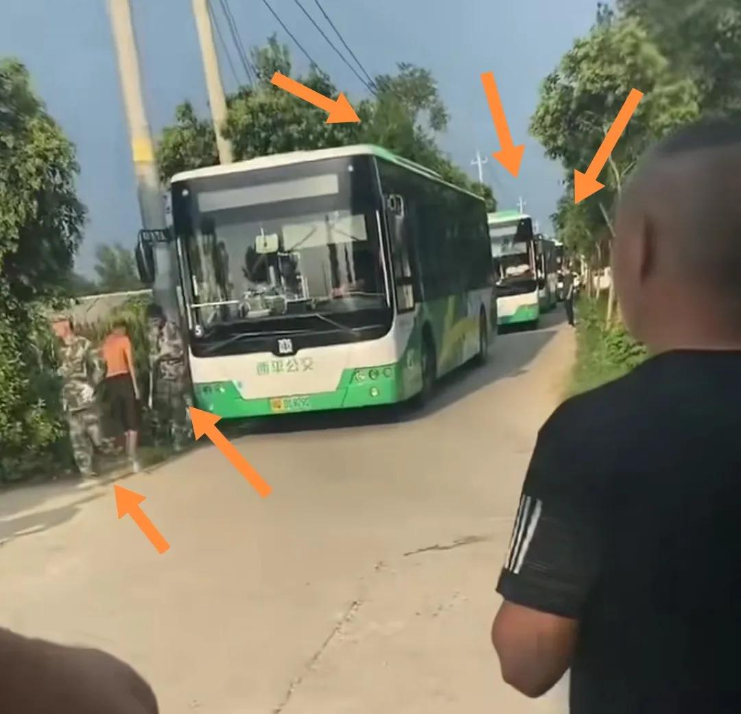西平夏付钢还没找到，又来几车“大帽子”人员支援搜索。