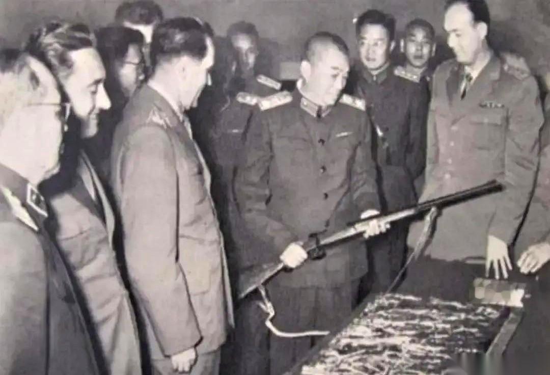 1952年9月在苏方的宴会上，斯大林连问了两次志愿军司令员彭老总是不是在朝鲜杀过