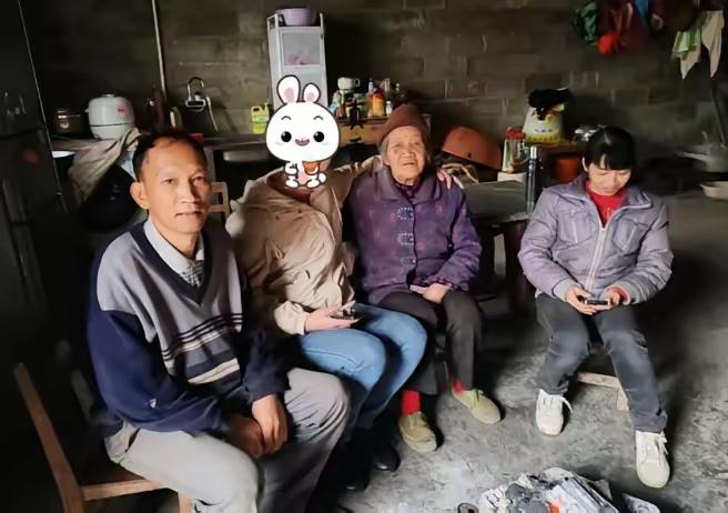 “啥？你说啥味道像家里的？”养母手里的火钳“咣当”一声砸在灶台上，整个人愣在