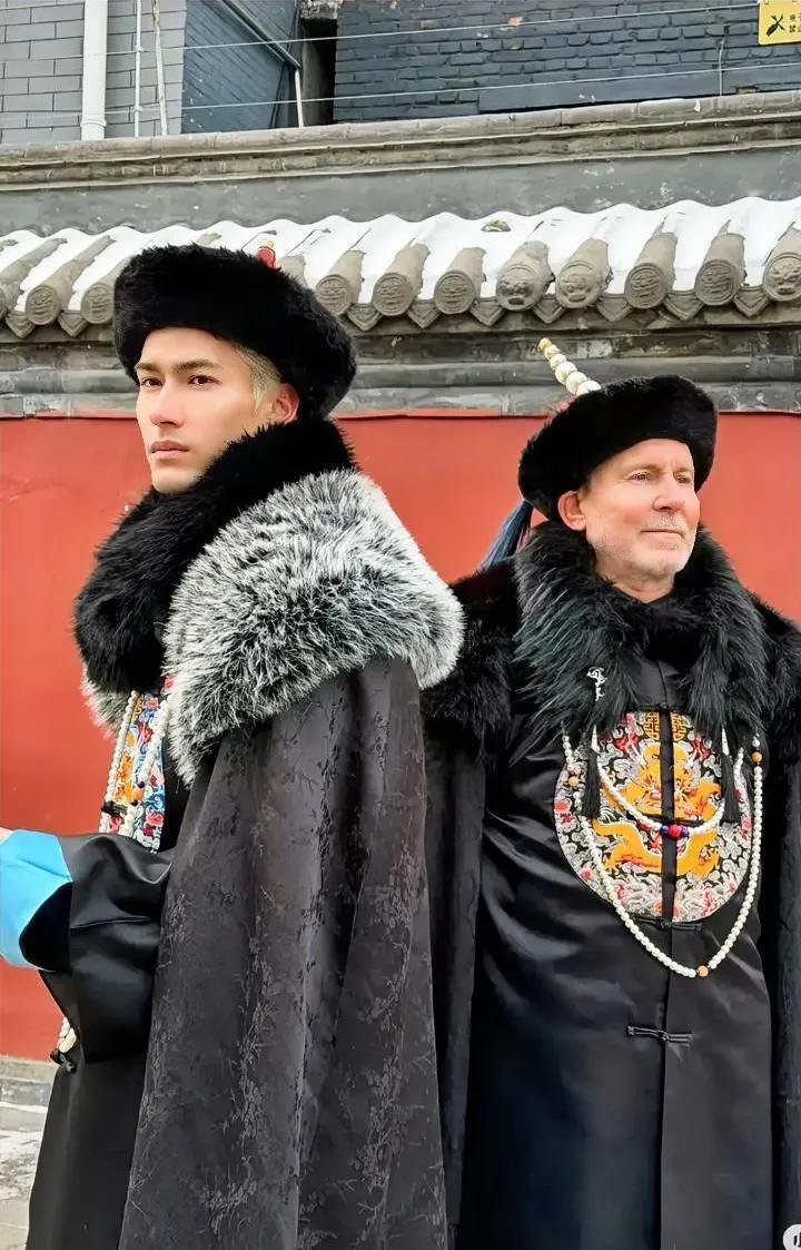 谁懂啊！米卡一个歪果仁，穿上清宫装居然半点违和感都没有！本以为是“洋公子误