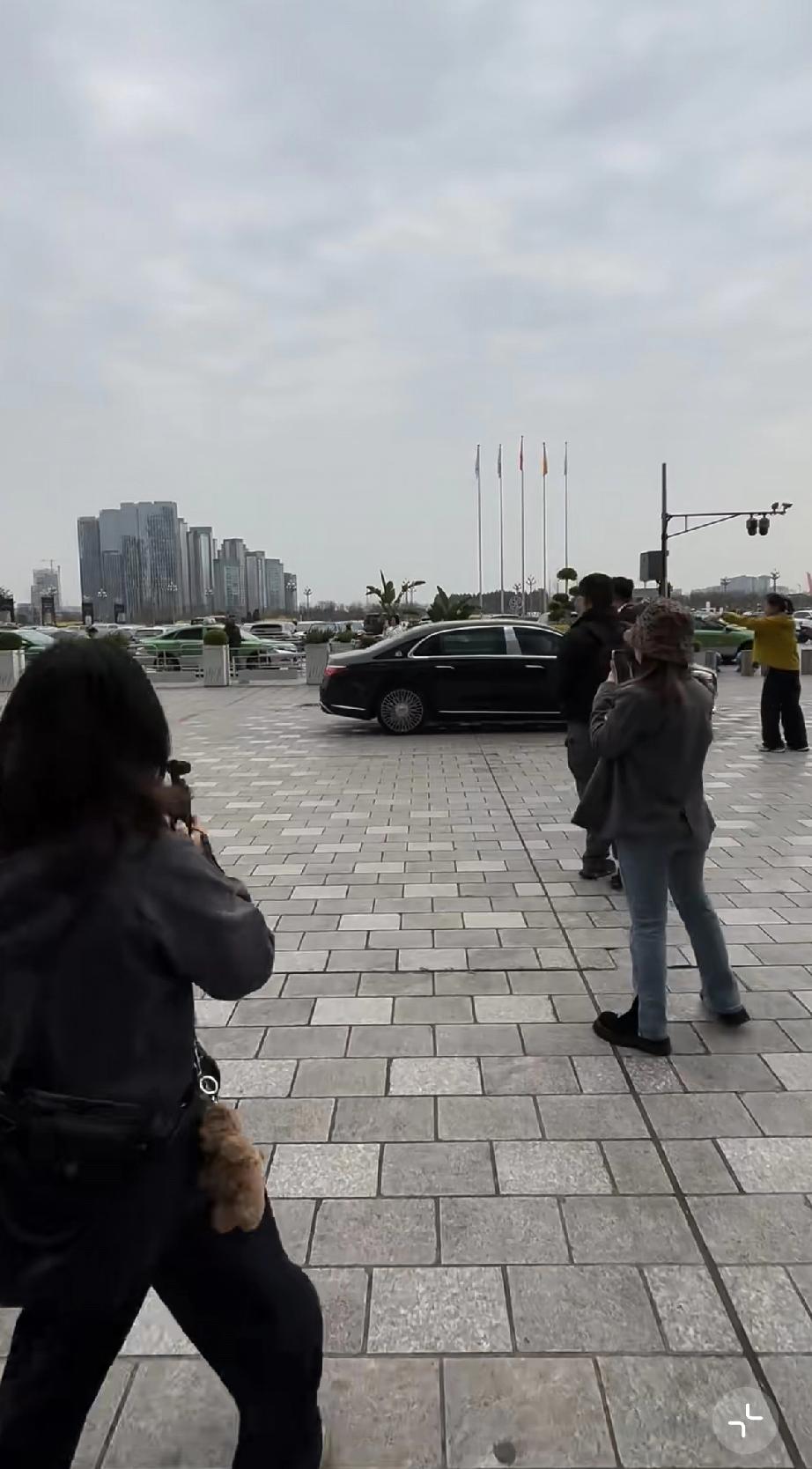 郭德纲好有排面，坐迈巴赫，穿1万多的LV鞋子，现身成都！郭德纲的座驾终于曝光