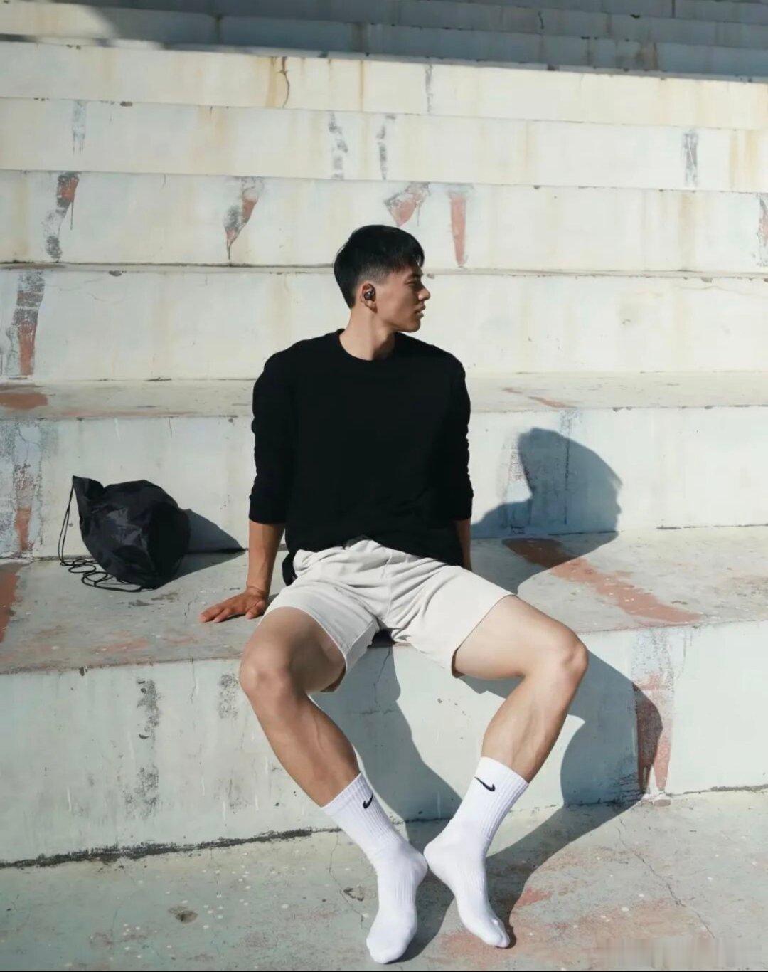 很喜欢大长腿帅哥弟弟体育生