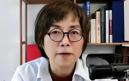 黄智贤这事，一句话：大陆早不把她当自己人了，她自己还在演。乌鲁木齐那个会，洪