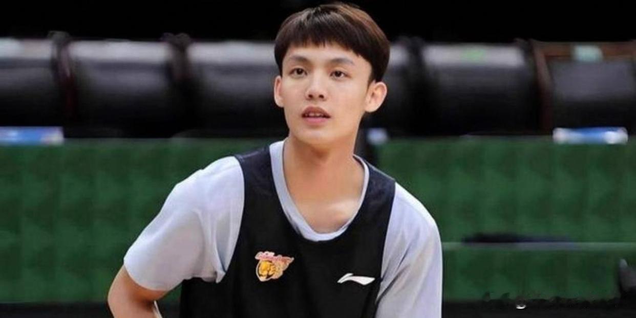 徐杰身高1.79米，庞峥麟身高1.83米，徐杰26岁，庞峥麟27岁。两个年龄相仿
