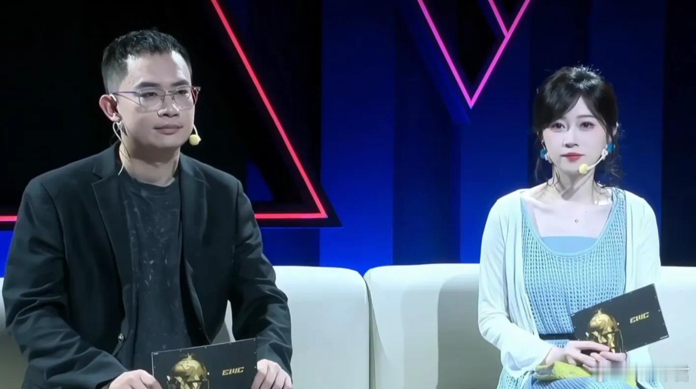 三蛆直播感慨主舞台Ams好白！超哥说灯光打得好，查理斯说粉好白！dota2​​