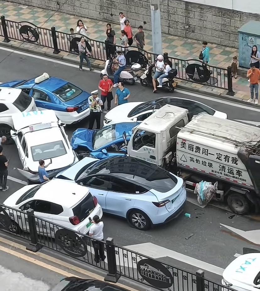 贵阳垃圾车刹车失灵连撞多车，最惨的是一辆出租车，三厢车被撞成了两厢车，司机受伤，