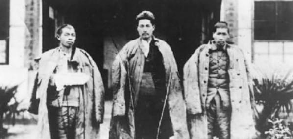 1935年，王耀武得知部下俘虏了一个红军师长，兴冲冲的跑过去准备审讯，但当他看到