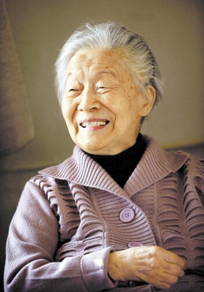 杨绛在《我们仨》中写道：“你要和别人和平共处，就先得和他们周旋，还得准备随时吃亏