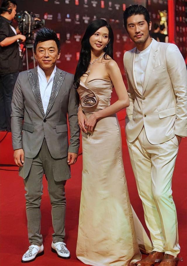 黄渤站在旁边，就像一个陪衬！好尴尬的场面