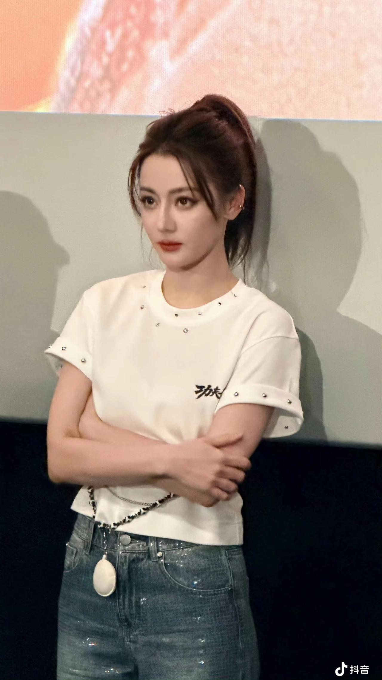 这位女士正在微笑着拍照。