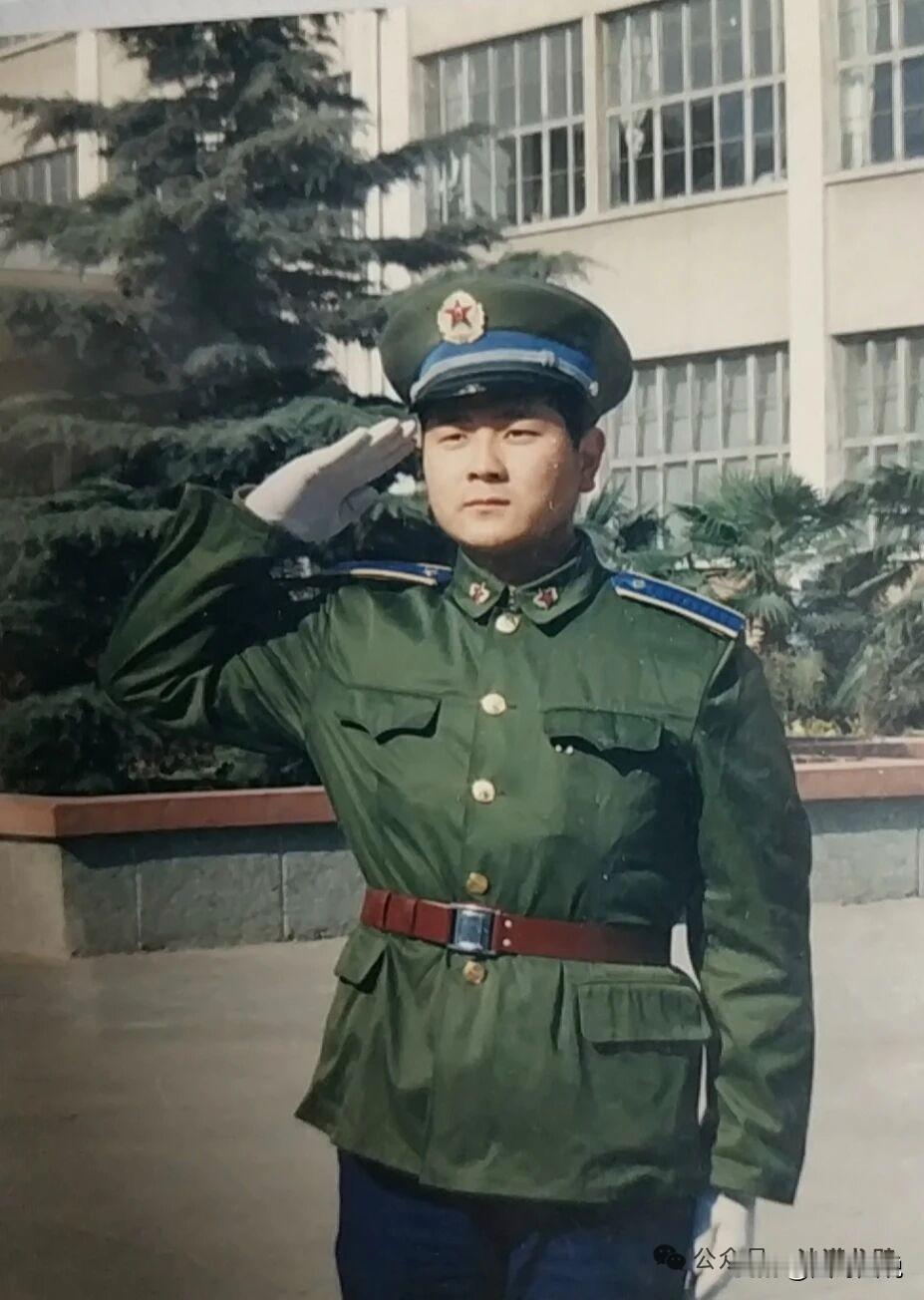 穿过这身军装的人估计都已经退休了吧，大家都知道挂红牌是军校学员，那么挂蓝牌的是什