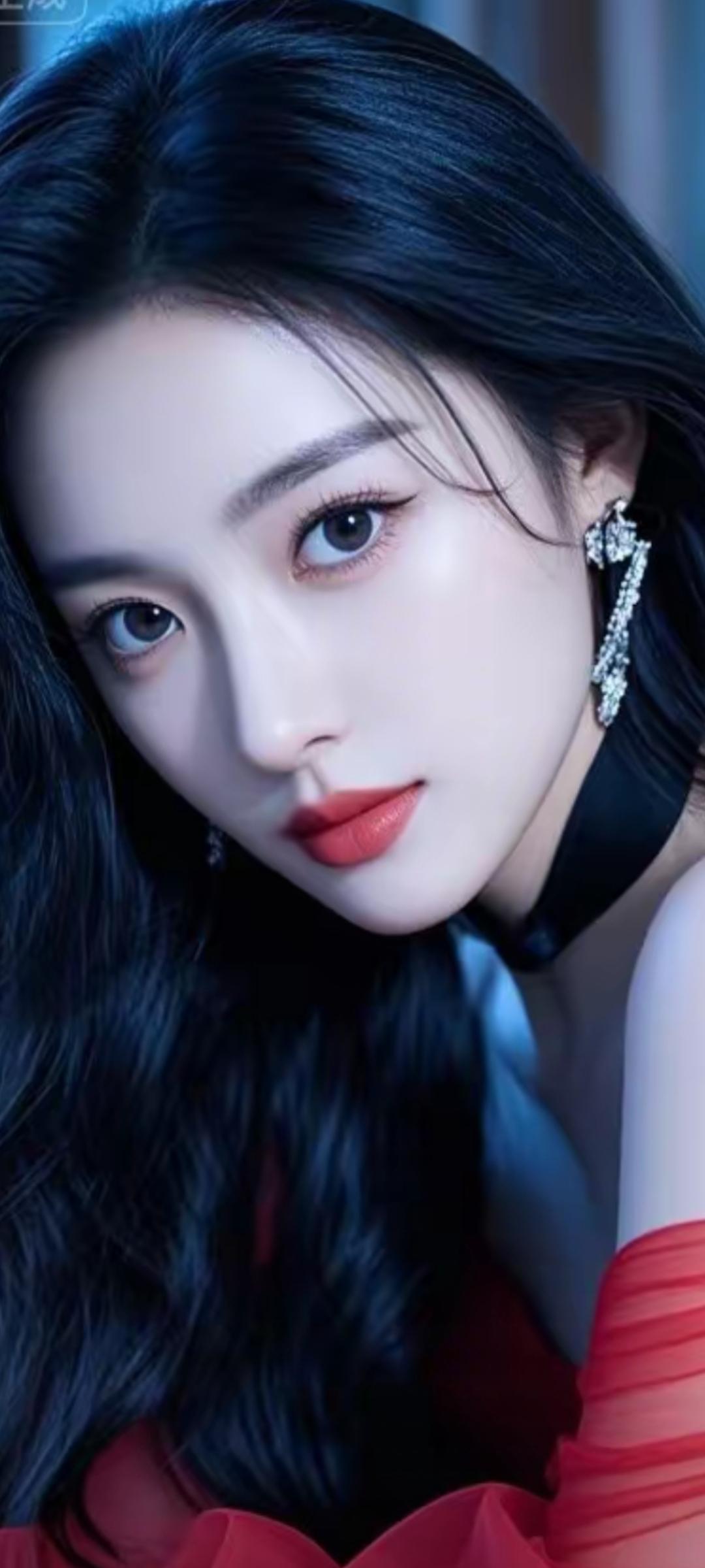 优雅红唇，闪耀耳环，黑发如瀑，气质动人