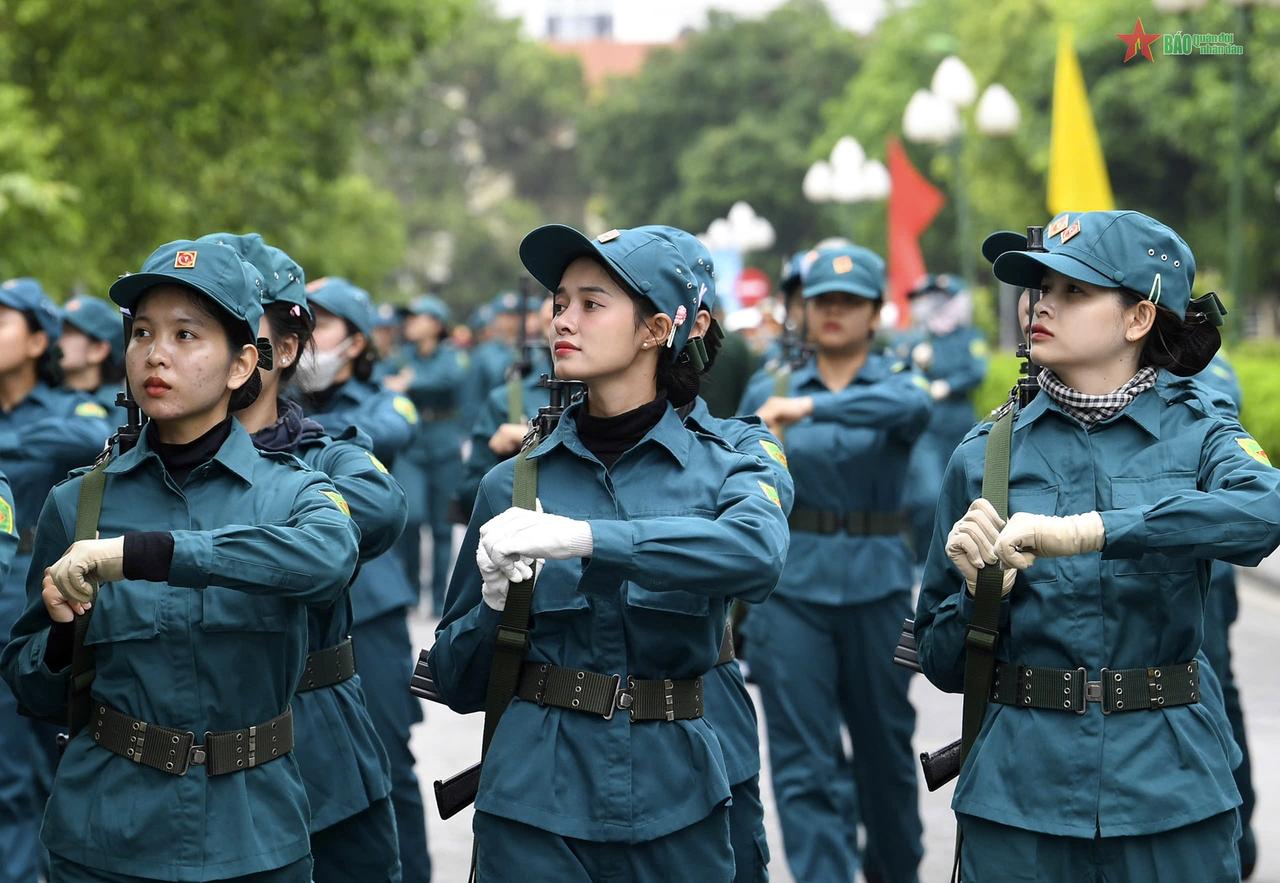 轻兵器科普轻兵器爱好者越南女民兵和比她们爷爷岁数还大的M16……图一左三女民兵脖
