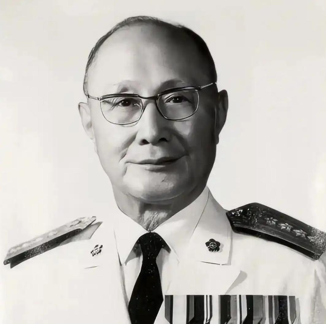 何应钦在台湾安然度过了整整38年，蒋介石为什么始终没对他下手？原来他手上攥着三道