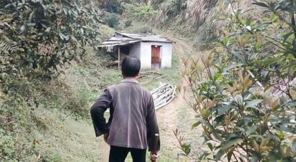 1991年，河北一村民上山砍柴，又累又热，坐在一块石头上歇息，不料这一坐，竟让他