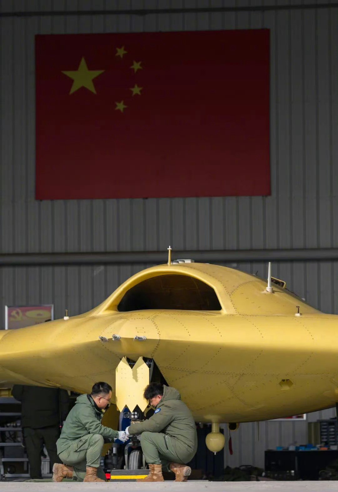 咱们这个彩虹7无人机，非常吊啊。全向隐身，雷达反射面积0.01平方米，最大起飞重