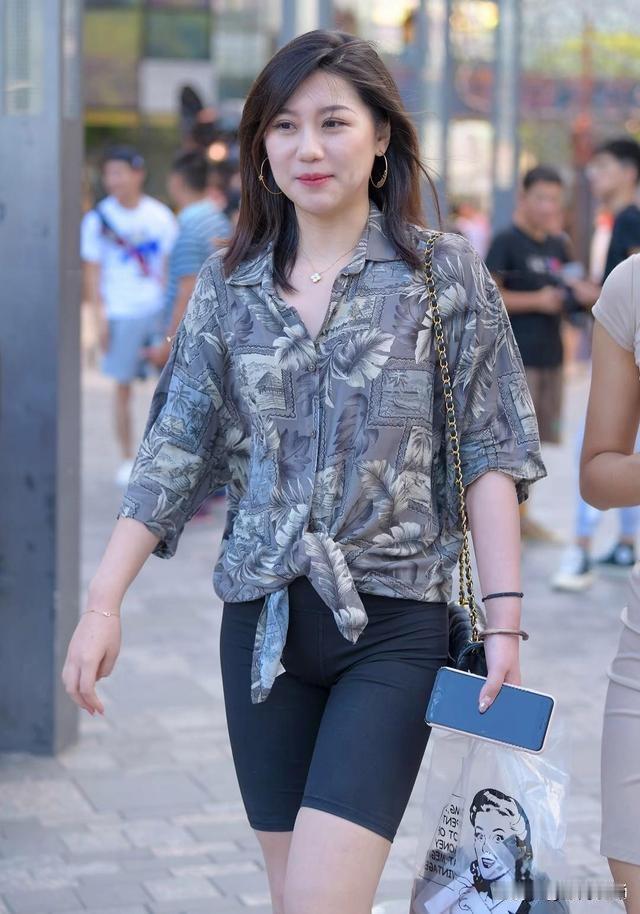 夏日穿搭指南：印花衬衫+黑色短裤，轻松自在！🌞👗👠