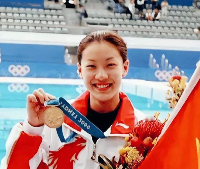 2000年，香港TVB当家花旦陈慧珊，甩掉了相伴13年的丈夫钟伟明，转身投入了“