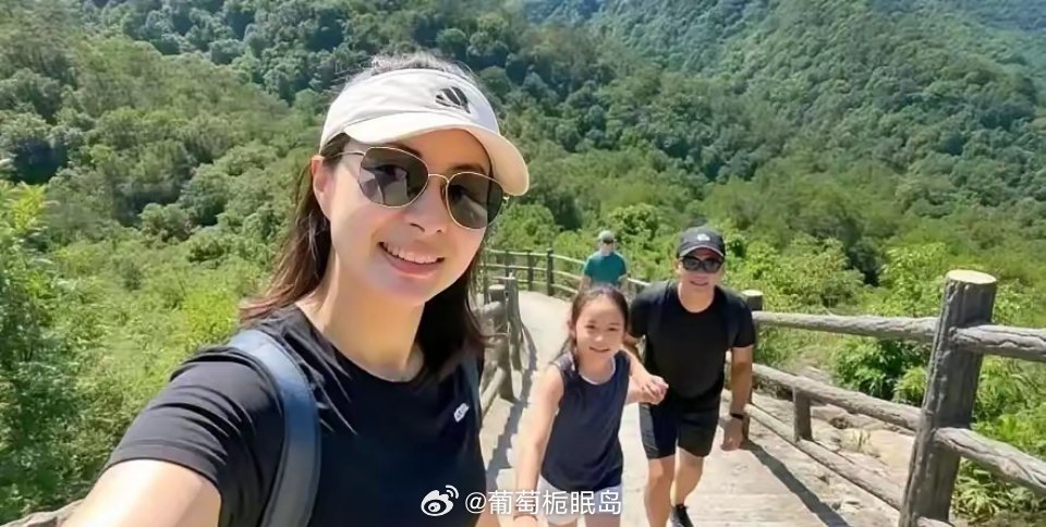 郭晶晶霍启刚夫妇带娃出游，大方晒女儿正脸，两个女儿真会长，专挑父母的优点长，都那