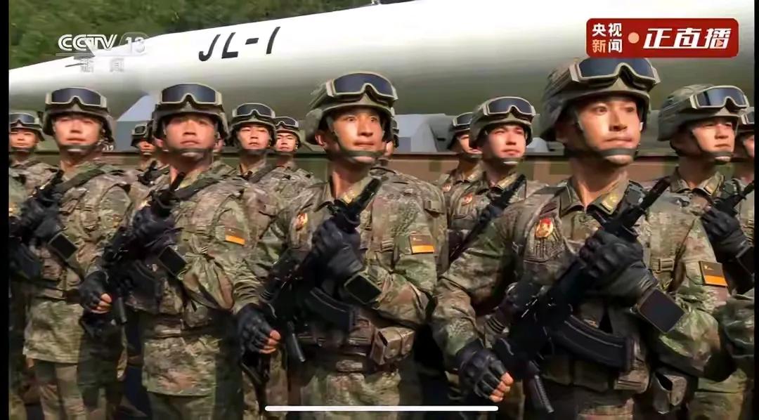 男人的肤色对他们的颜值真是一点都不影响呀，黑黝黝的军人们好帅气，浓浓的男人味扑面