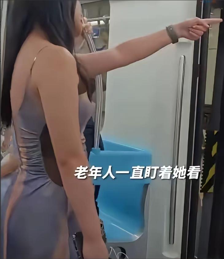这一回，大爷终于遇上"对手"了！上海地铁，微胖女孩穿吊带，大爷只是看了一眼，