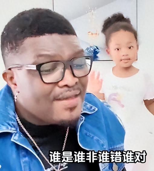 一个非洲来的歌手娶了中国美女，在中国安家生子，“绿卡”却始终都没拿到手。如今