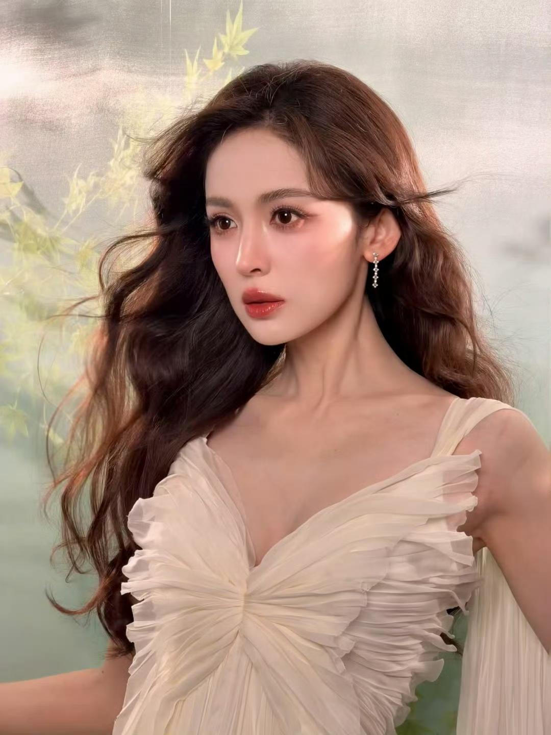 “仙女下凡”清透造型仙气十足😘古力娜扎