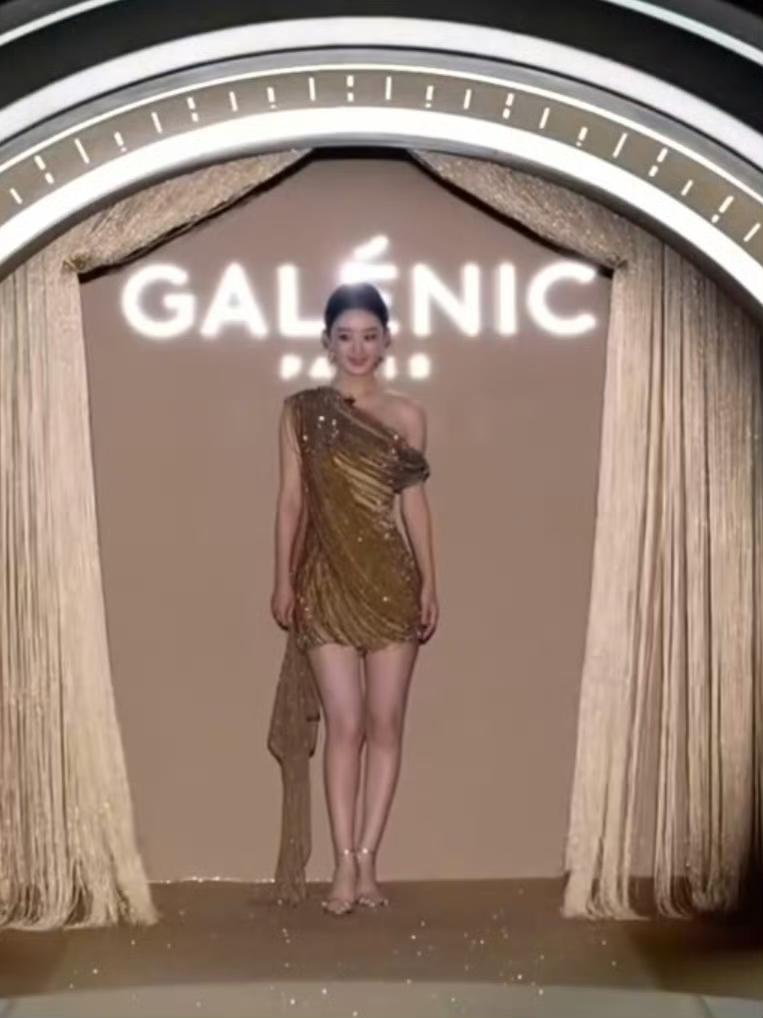 赵丽颖确实是属于腰长腿短那一类的，这个衣服真的把这个缺点暴露无遗[捂脸哭]我是知道
