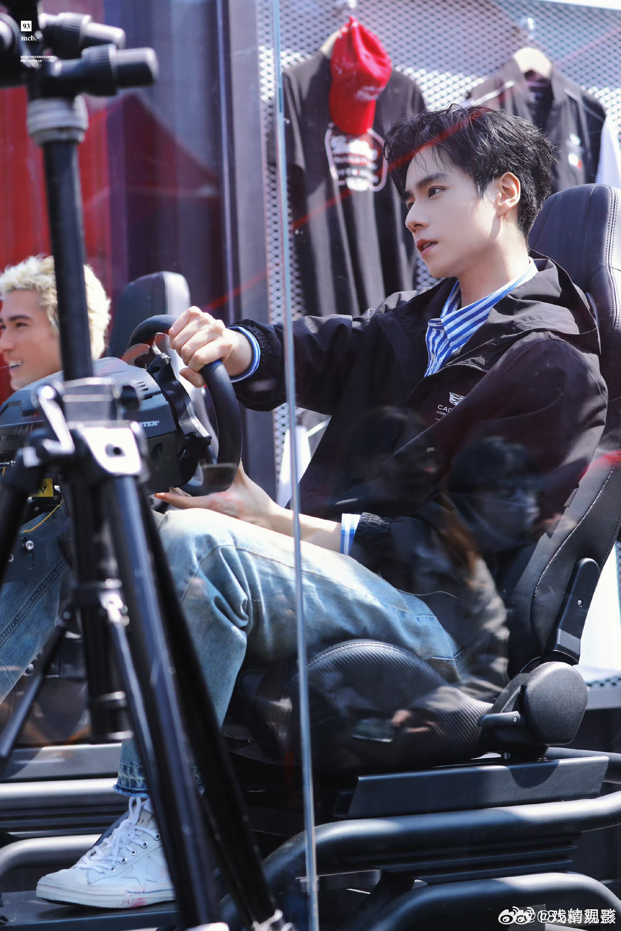 胡一天这该死的高级建模脸那个下颌线清晰又利落，线条流畅到像被精心雕刻过一样，现