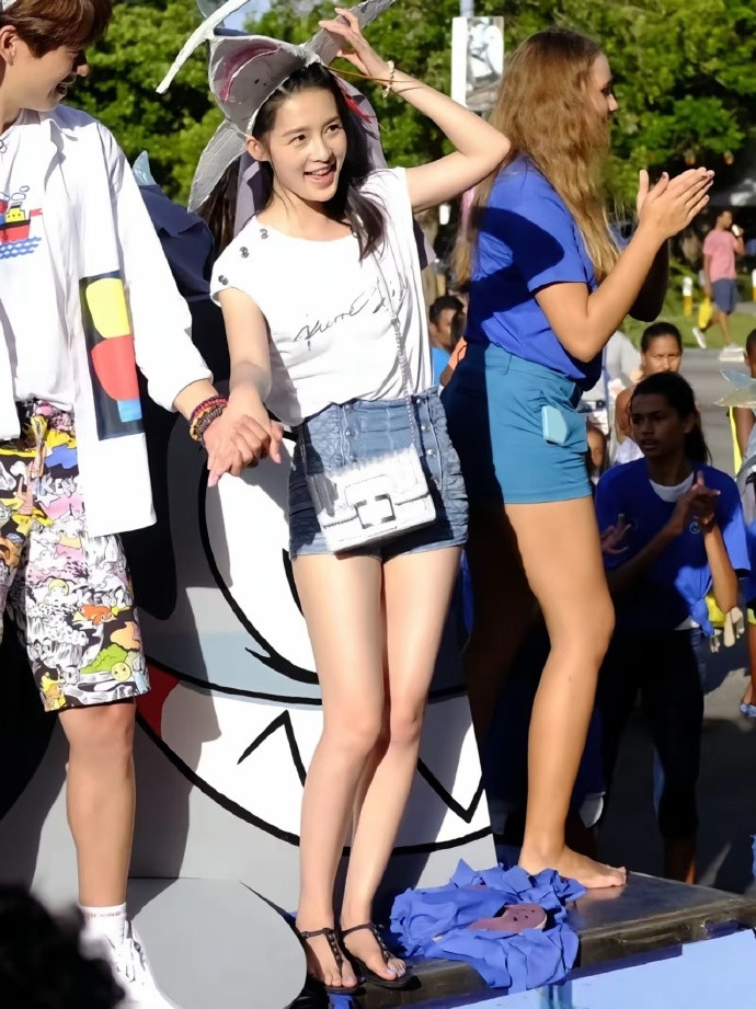 少女时期的李沁不用化妆就出门了，肤色比旁边的外国人还白，不愧是纯天然大美女。​