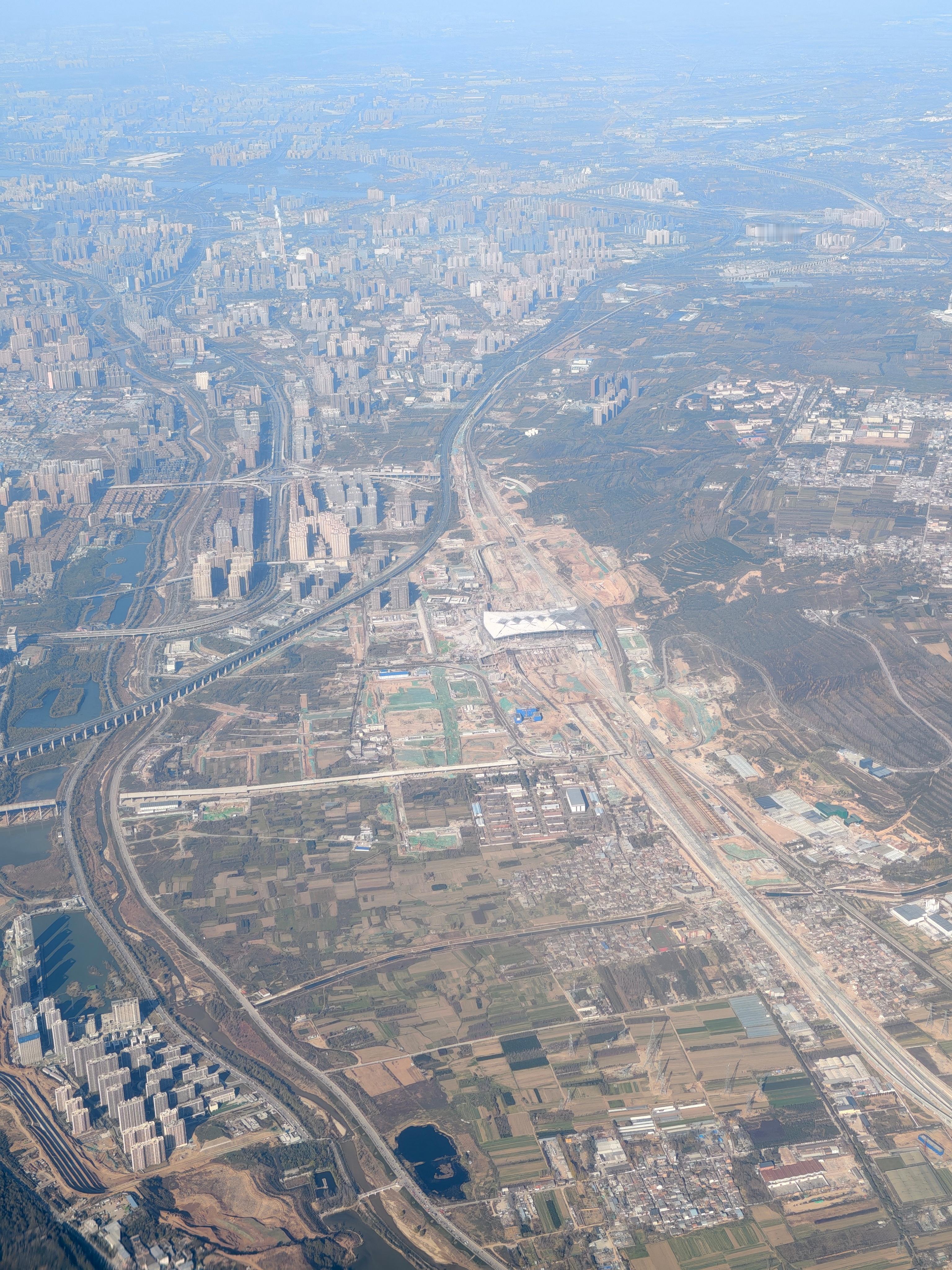 西安东站建设速度也挺快的，估计明年就开始投入使用了