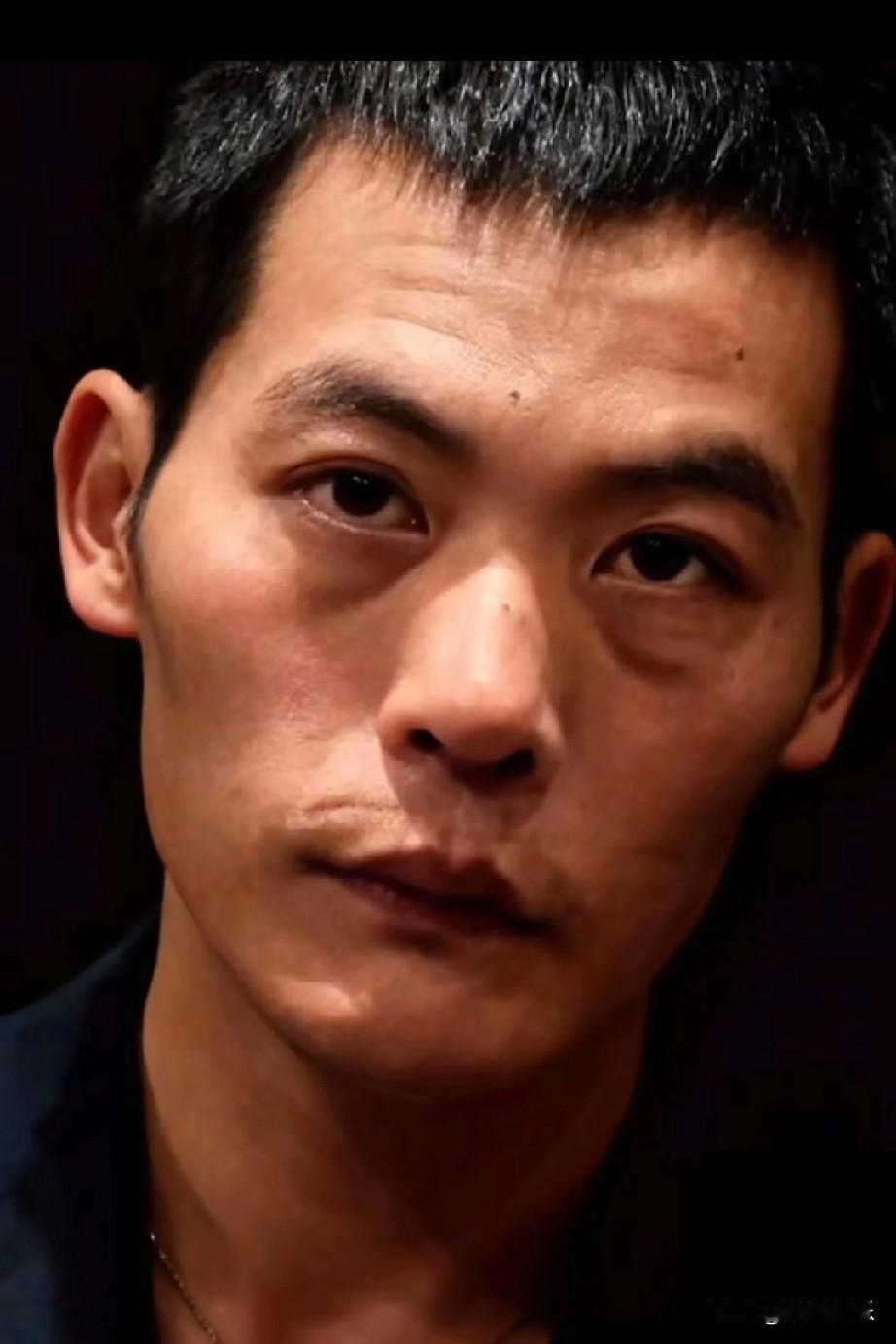 刀疤哥这一下出名了刀疤哥参加荒野求生，报名费还是老板出的，来的时候人家是行李箱