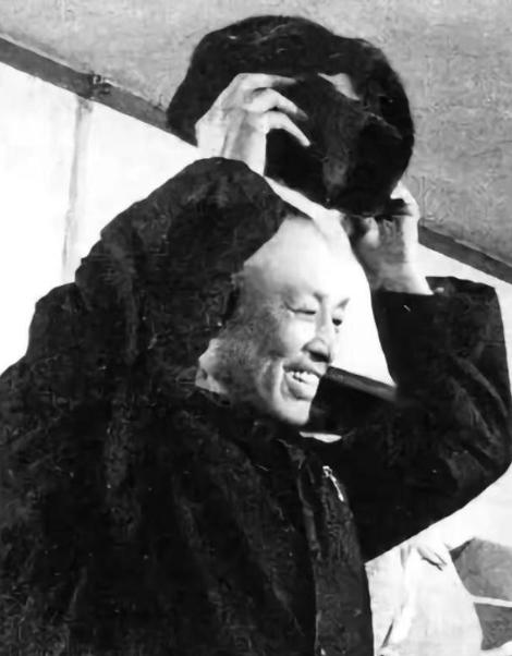 1975年周养浩被特赦，恢复自由之后，国家说他想去哪都可以，周养浩主动提出来：我