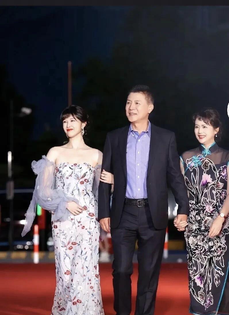 最养眼的一家人了，每一次他们出场，都能被他们惊艳到。以前九十年代看茹萍是个长相一
