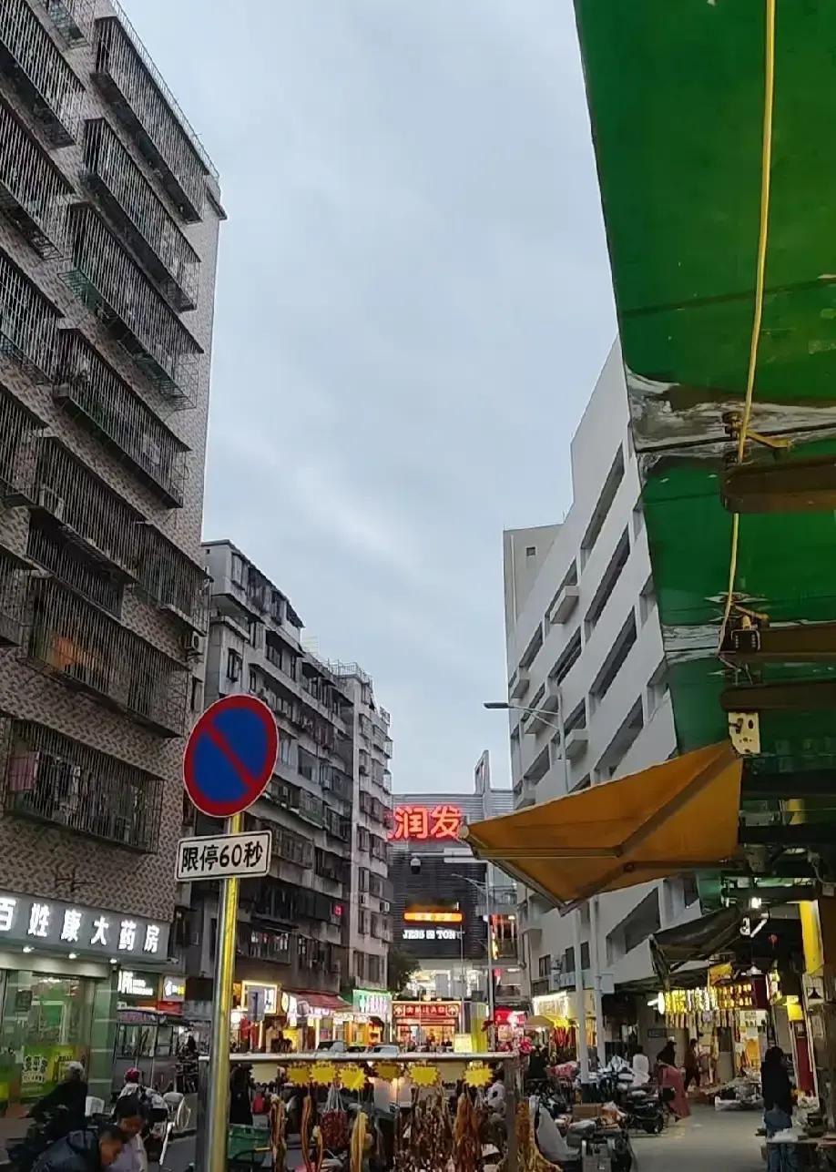 阿沅在小姑子回家那天全程没开口，只把汤端上桌、碗筷摆好、厨房擦净就回房，丈夫当场