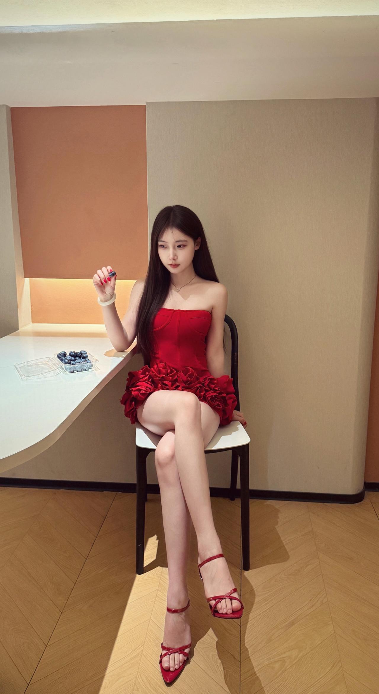 红色裙子拍照真的好有氛围感呀，太喜欢这个裙子了。你们也喜欢吗？有气质的穿搭如何