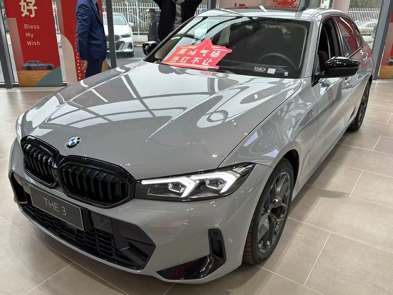 来4S店给车做个大保养，这会儿没事来看看我最喜欢的一辆车，就是这辆宝马3系。下面