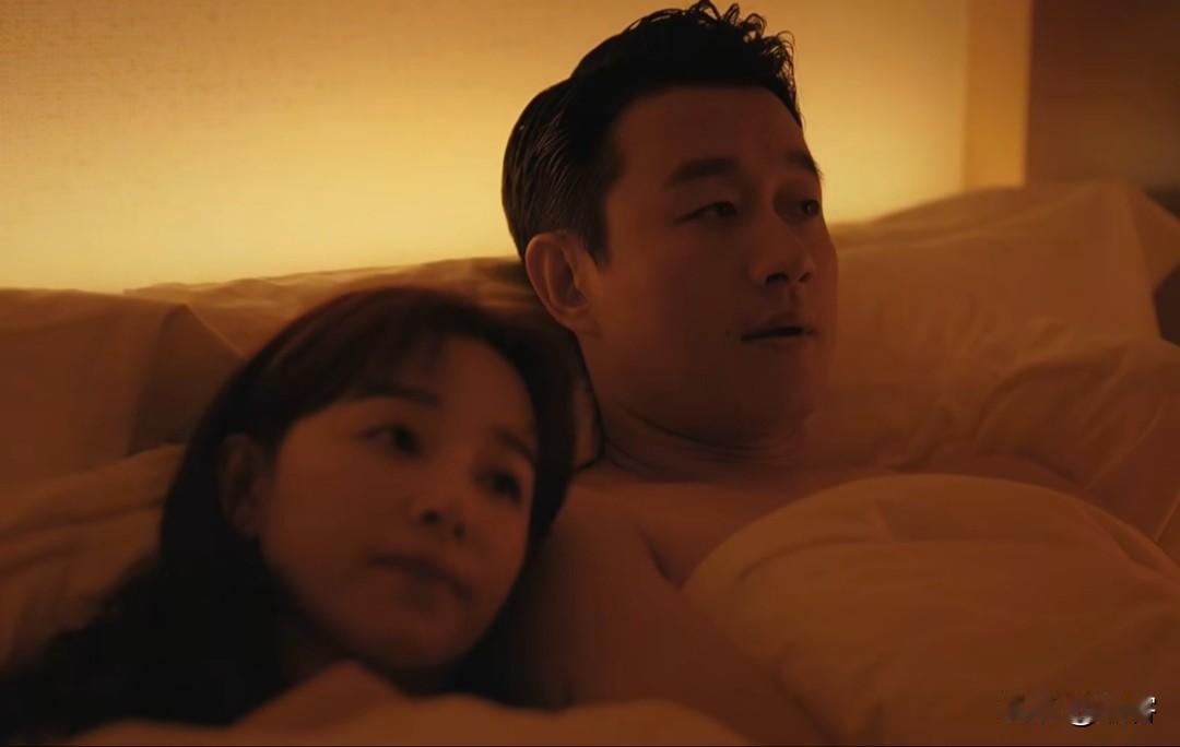 夜色正浓：太炸裂了，佟大为饰演的李东明出gui了，当众亲吻阚清子饰演的乔海伦，这