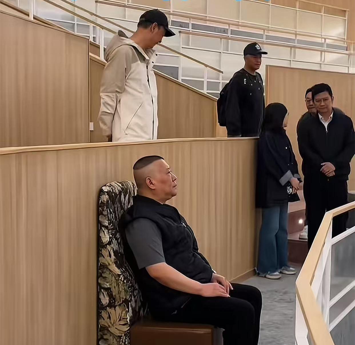 郭德纲、王惠在副总刘鹤英等的陪同下，来到上海德云社视察。上海演出期间，郭德纲提到