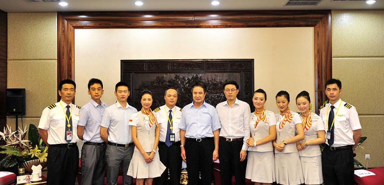 2012年，一架飞往乌鲁木齐的客机升至5000米高空时，一位空姐突然推着餐车猛撞
